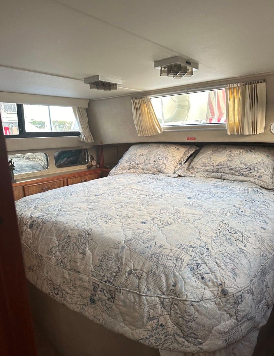 1988 Chris-Craft 381 Catalina - 11