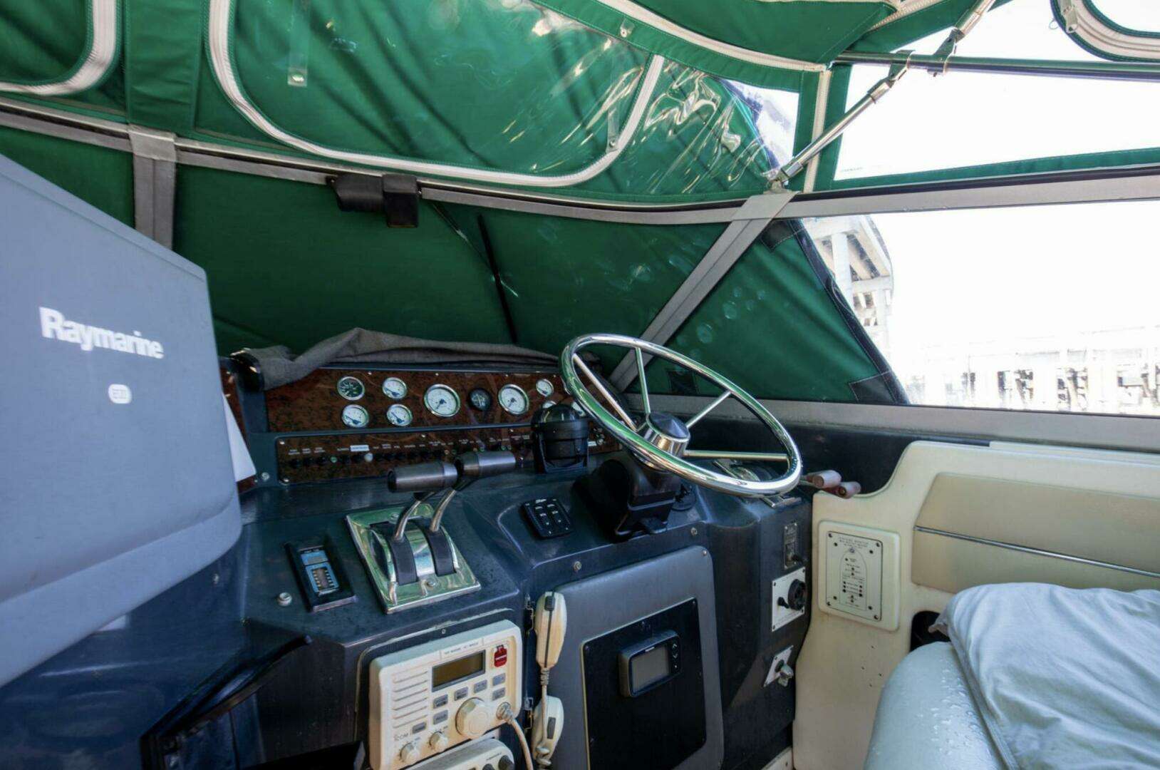1990 Sea Ray 420 Sundancer - Image 18