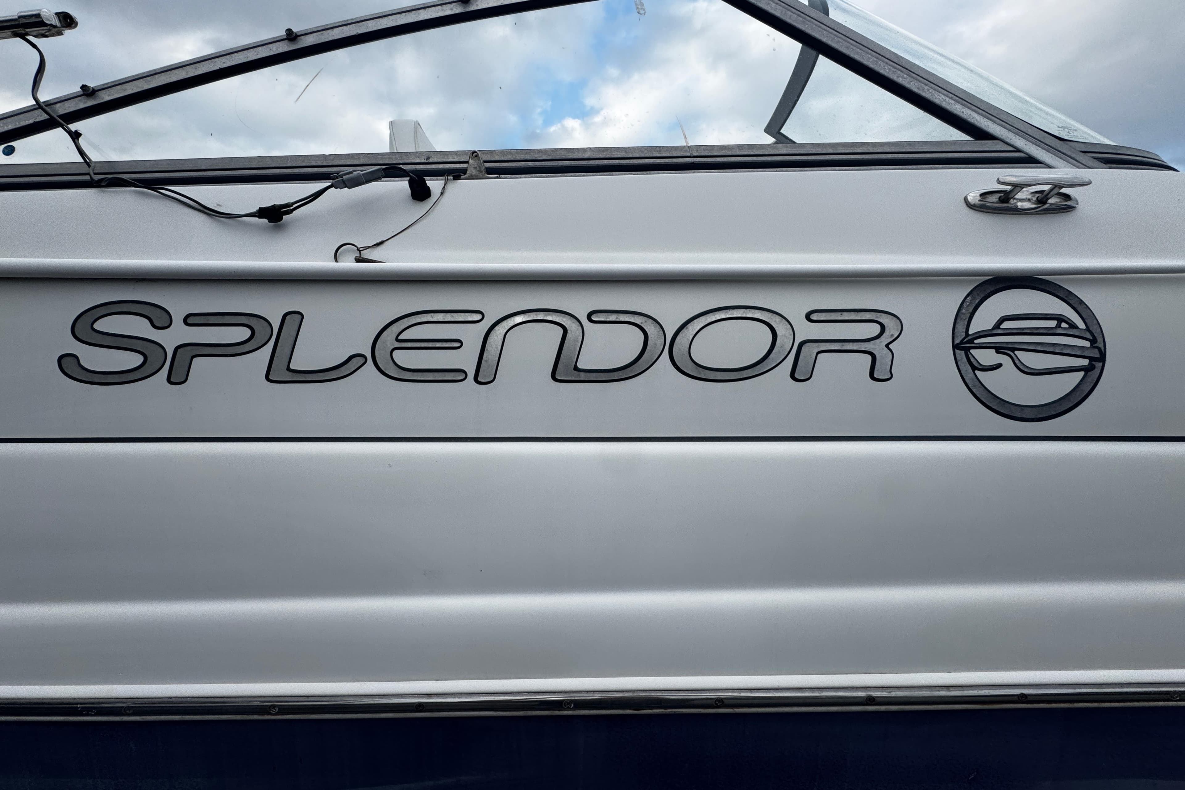 2008 Splendor 240 Sunstar boat side view with logo and emblem.