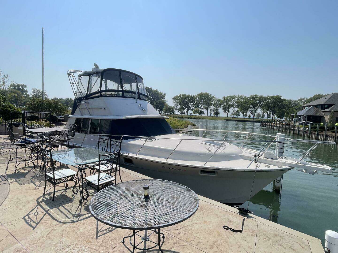 1989 Silverton 37 Convertible - Image 2