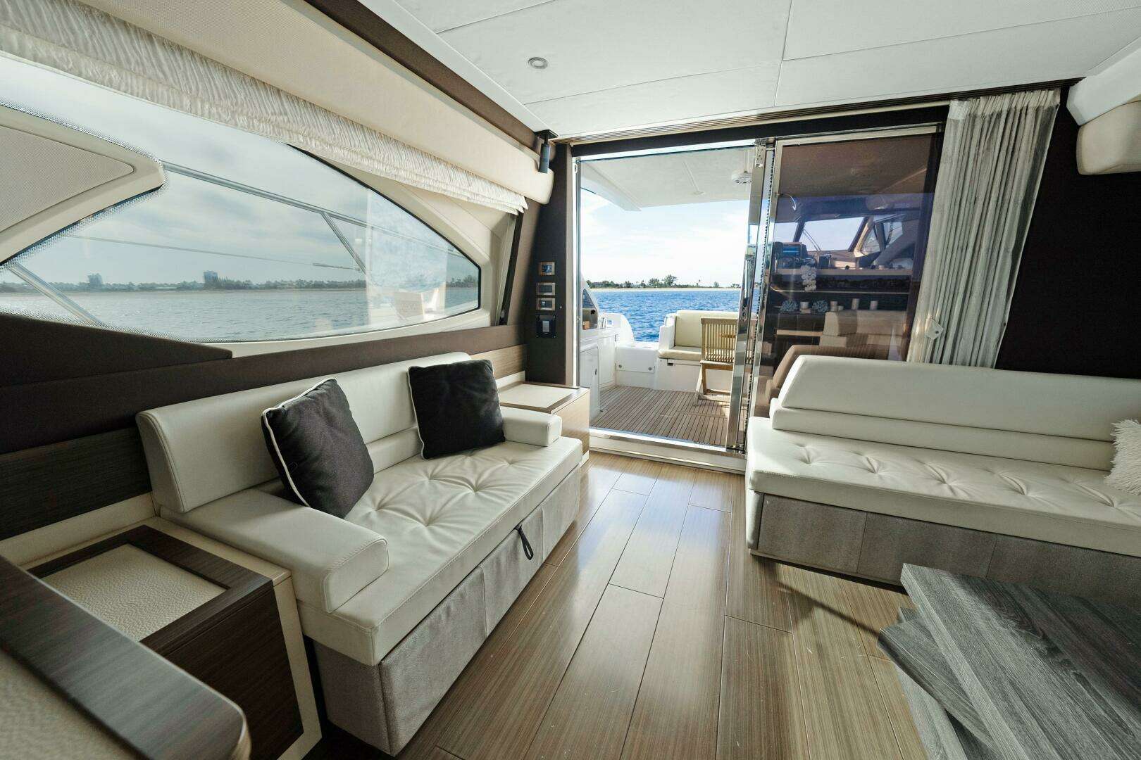 2017 Azimut 60 Flybridge - Image 8