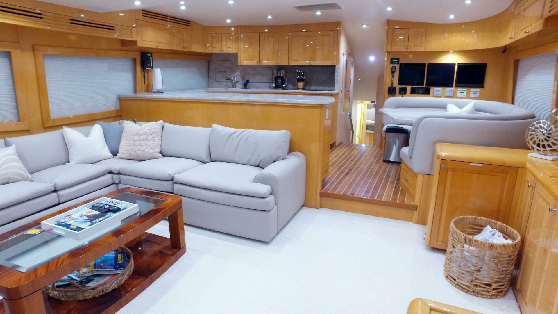 2006 Hatteras 68 Convertible - Image 3