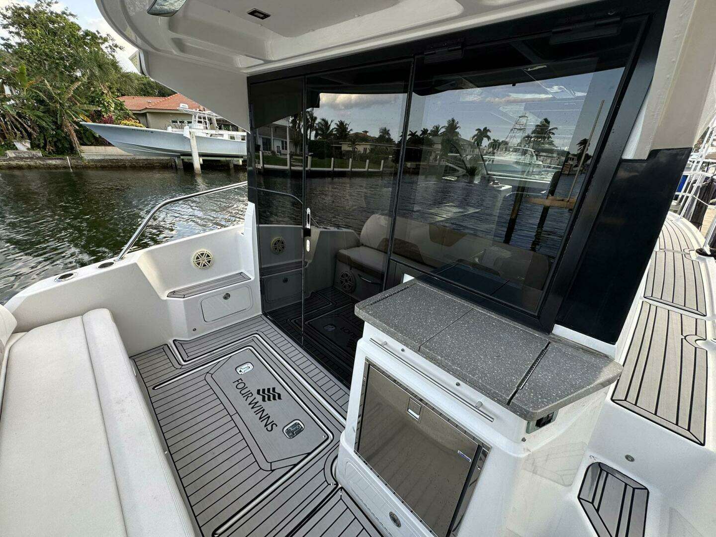 2020 Four Winns Vista 355 Coupe - Image 5