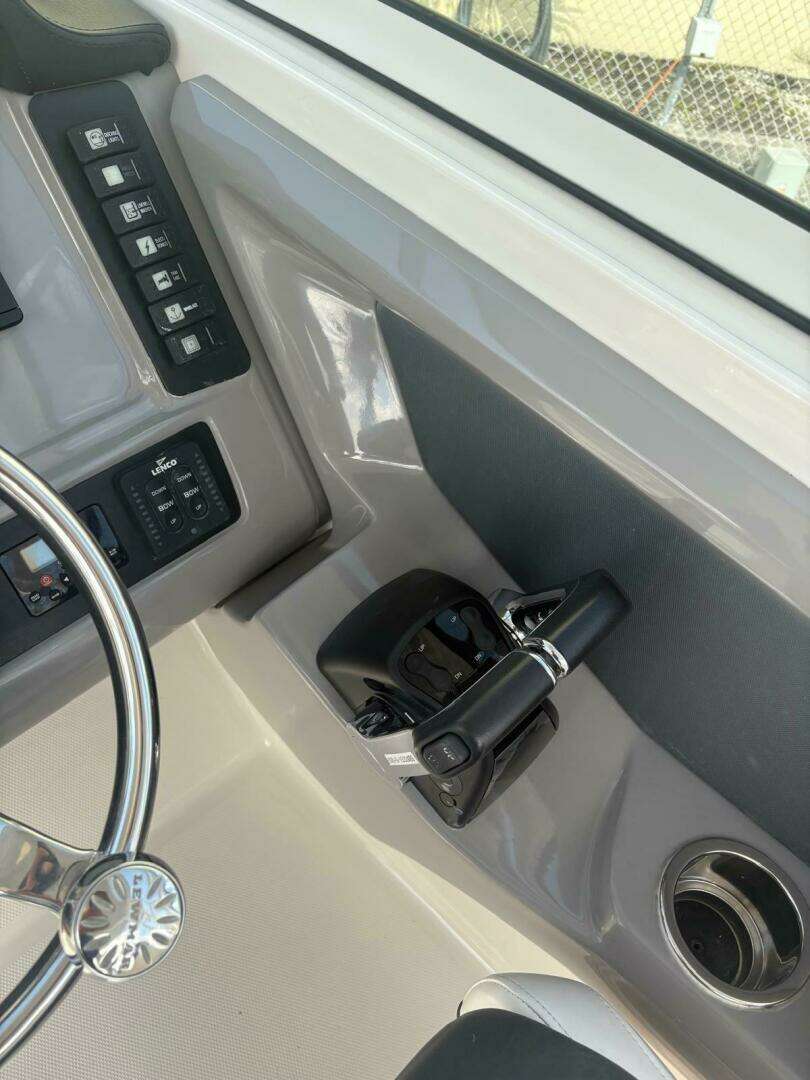 2021 Robalo R247 Dual Console - Image 9