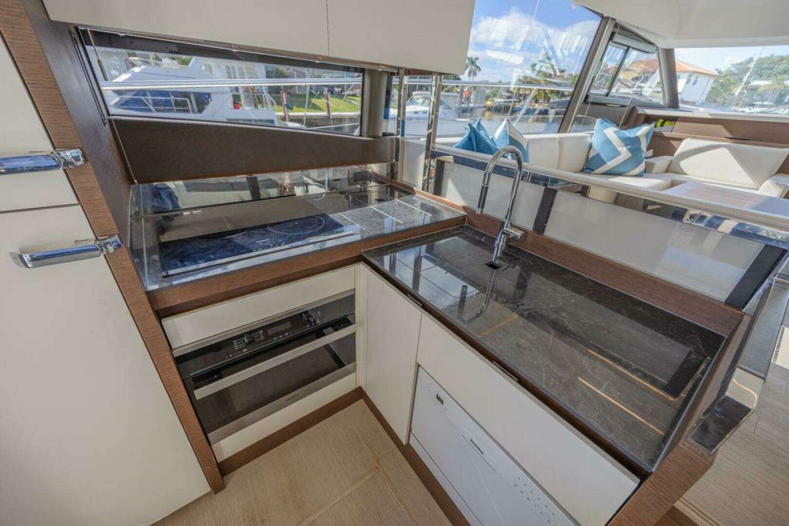 2021 Prestige 520 Flybridge - Image 39