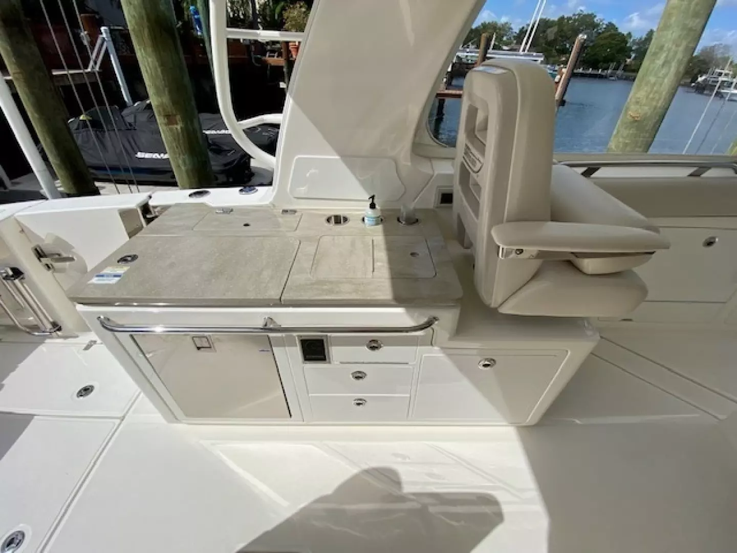 2020 Boston Whaler 380 Realm - Image 14