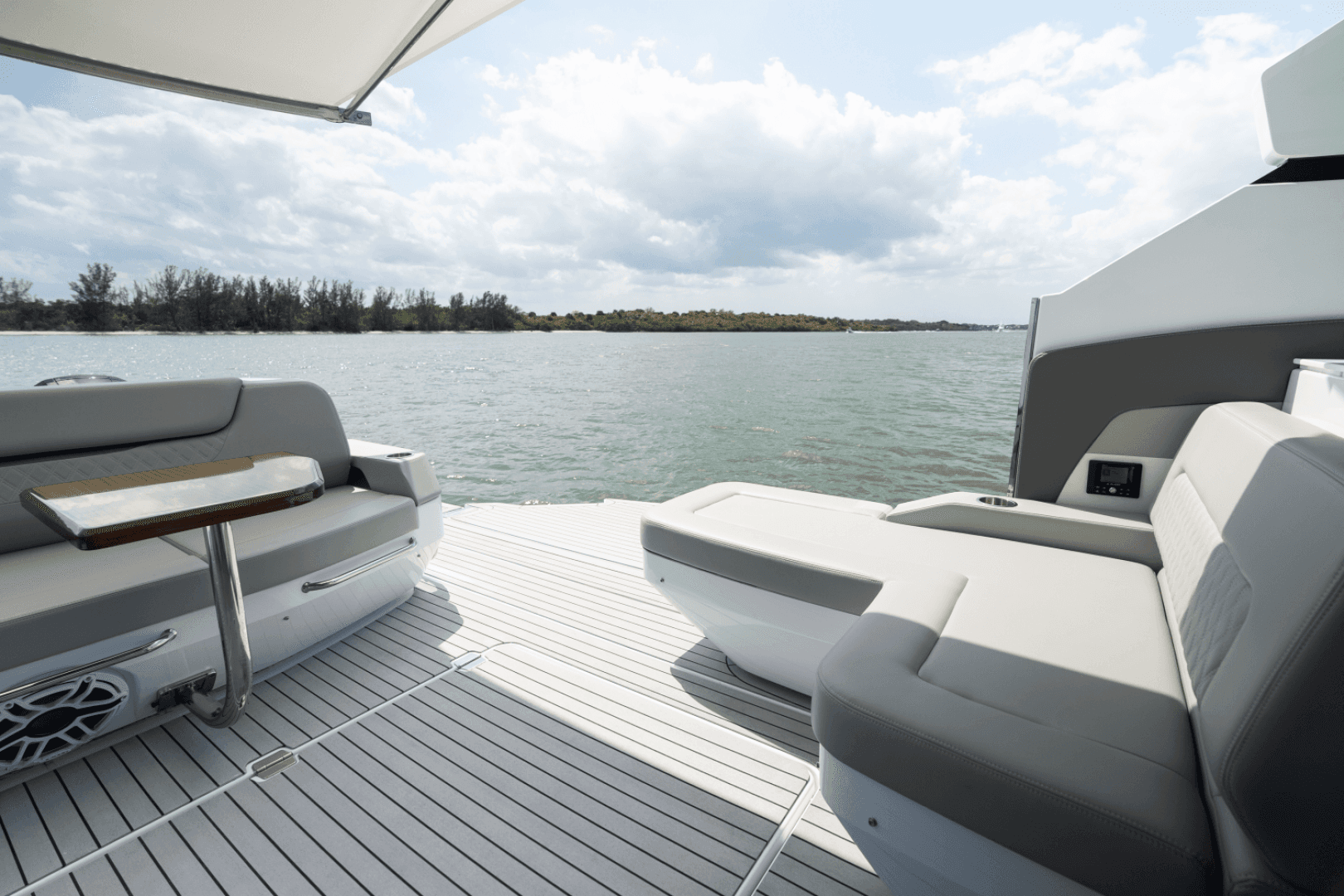 2026 Cruisers Yachts 50GLS OB - Image 77