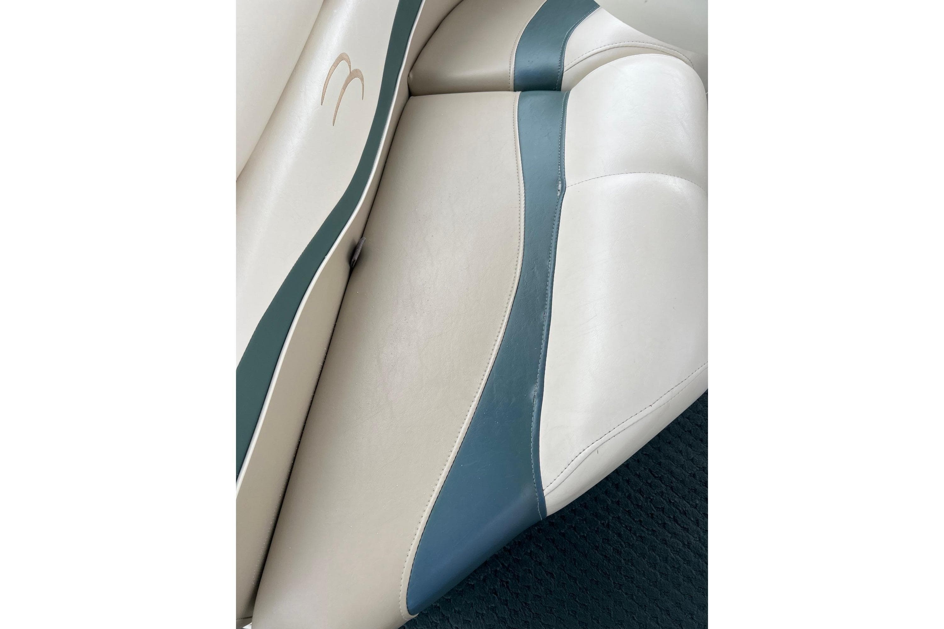 2006 Bennington 2575 FS boat seat with white and blue upholstery.