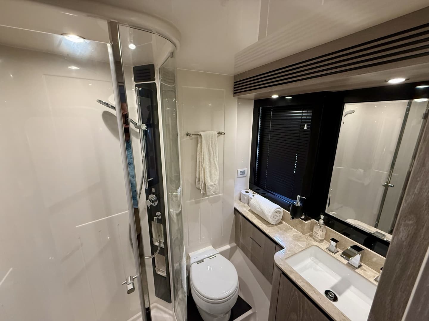 2020 Azimut Magellano 66 - Image 78