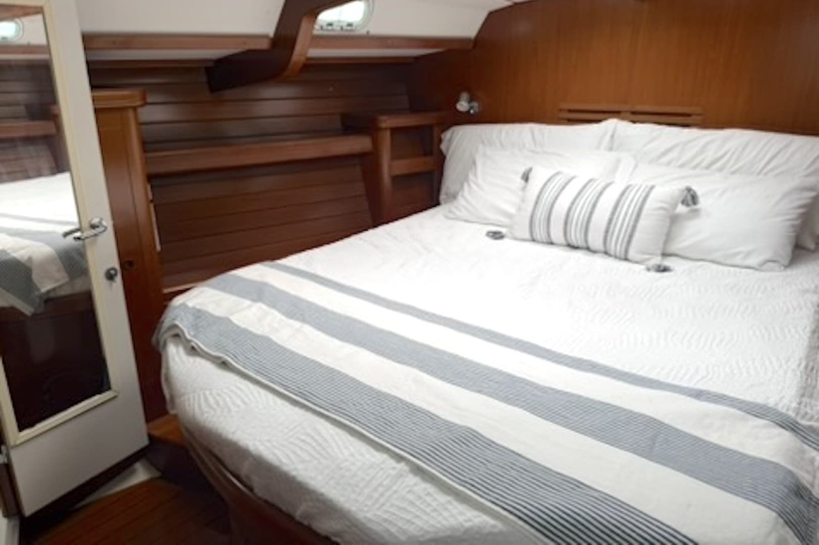 2001 Beneteau — - Image 37
