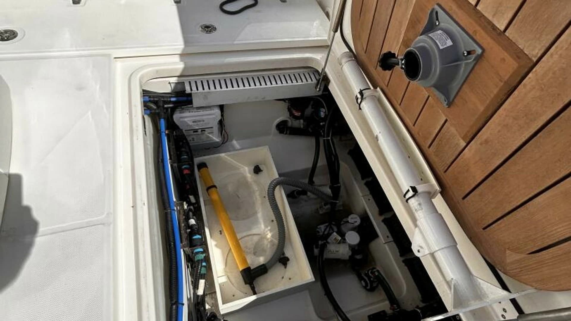 2017 Boston Whaler 330 Outrage - Image 15