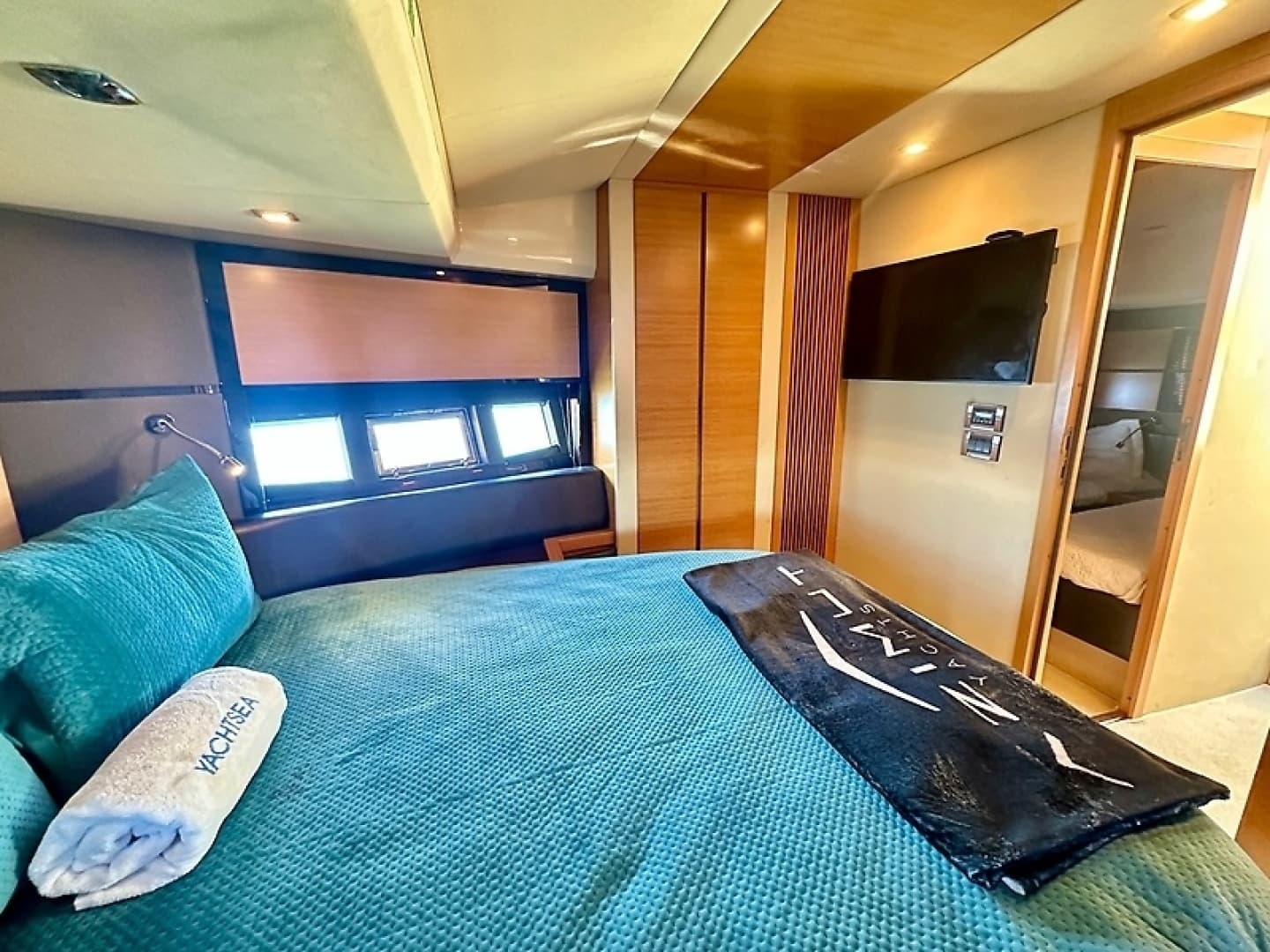 2011 Azimut FlyBridge - Image 32