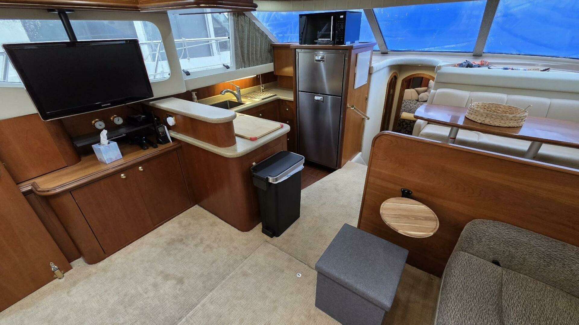 2000 Cruisers Yachts 4450 Express Motor Yacht - Image 31