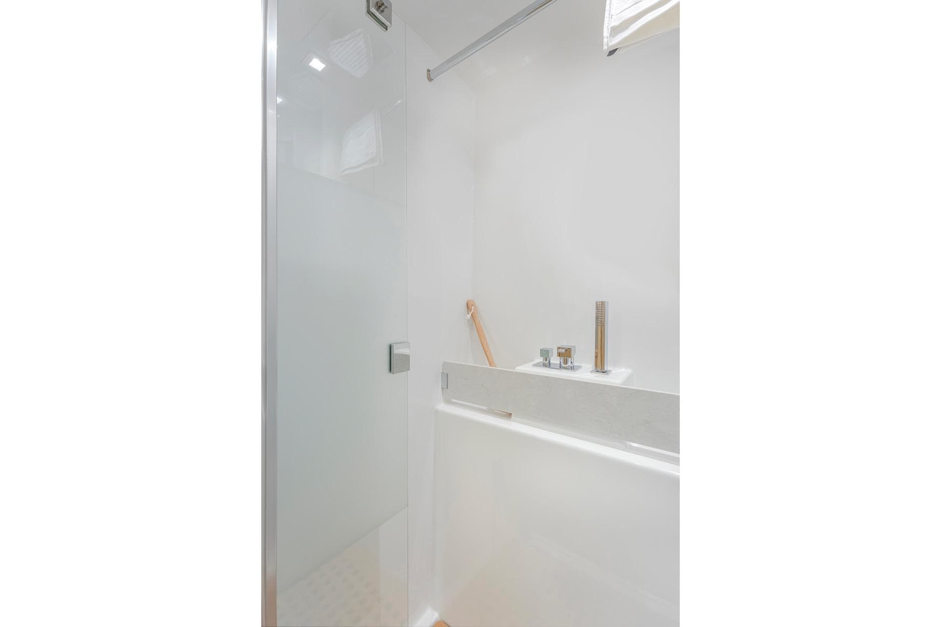 Modern bathroom in Privilege Signature 510, year 2025.