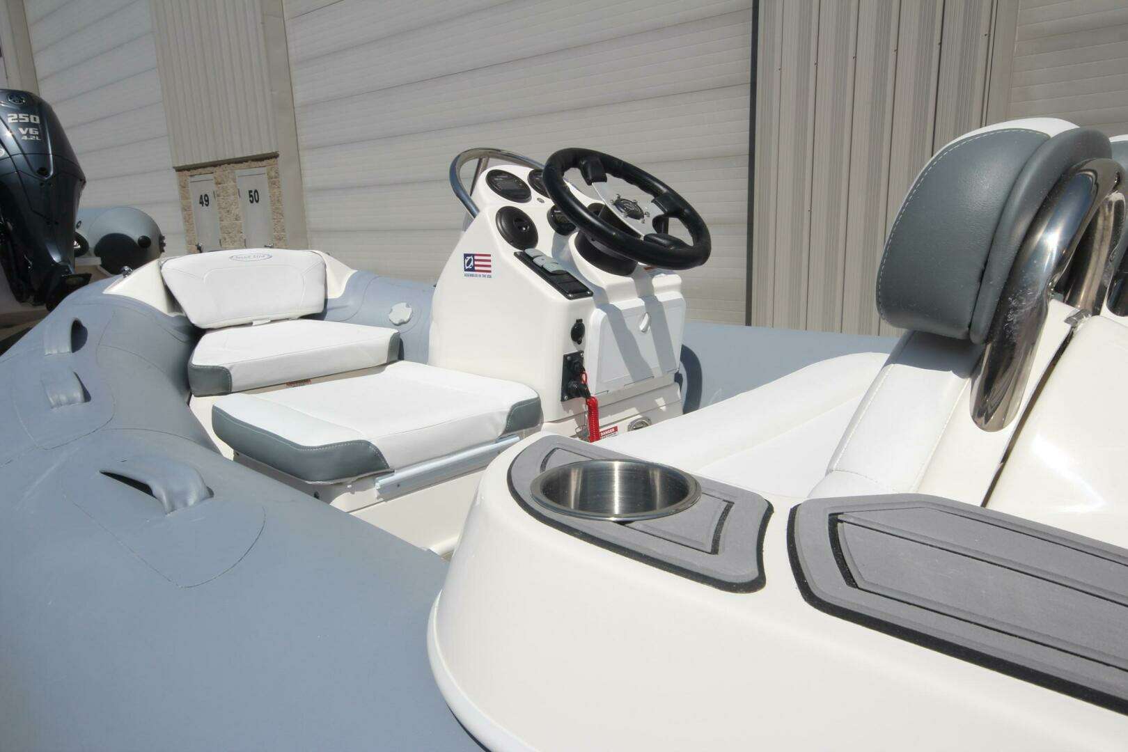 2025 Zodiac Yachtline 360 Deluxe PVC - Image 5