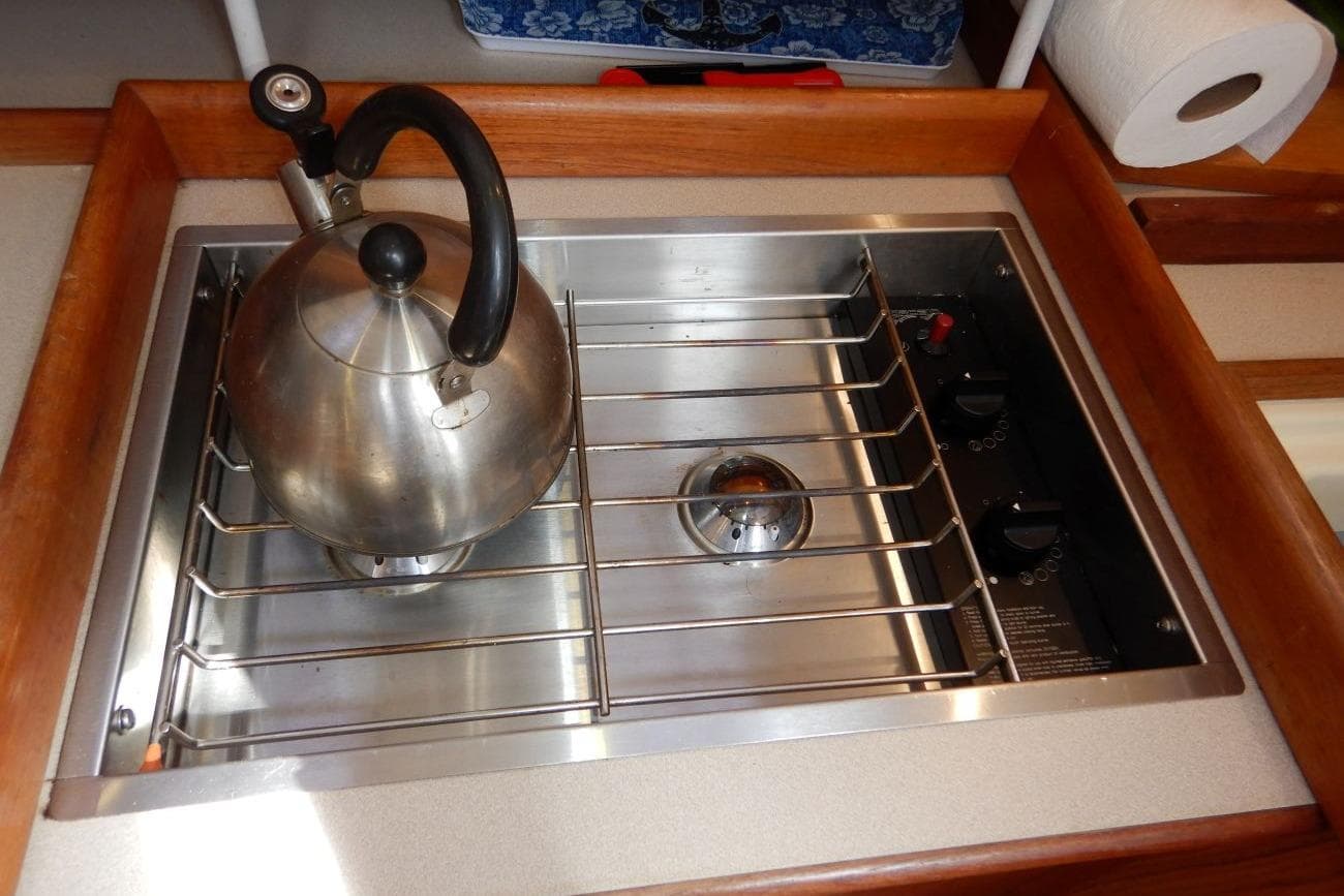 Stainless steel kettle on a Hunter 320 yacht stove, 2001 model.