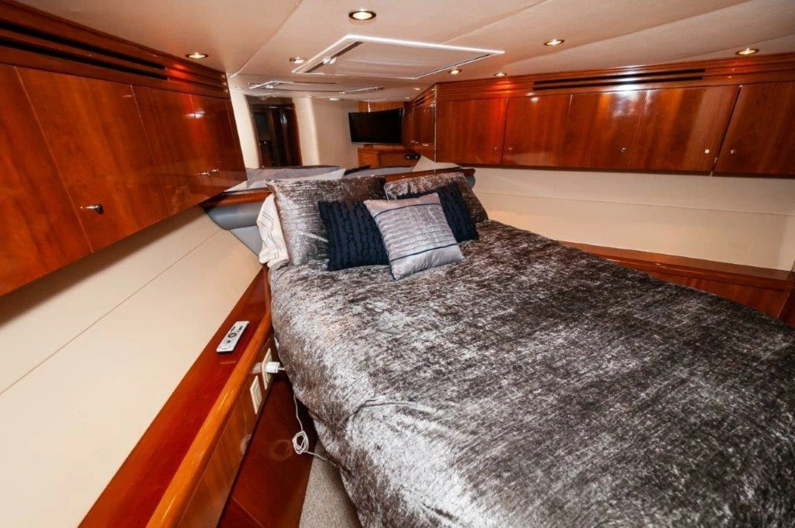 2002 Hatteras 65 Enclosed Bridge - Image 13