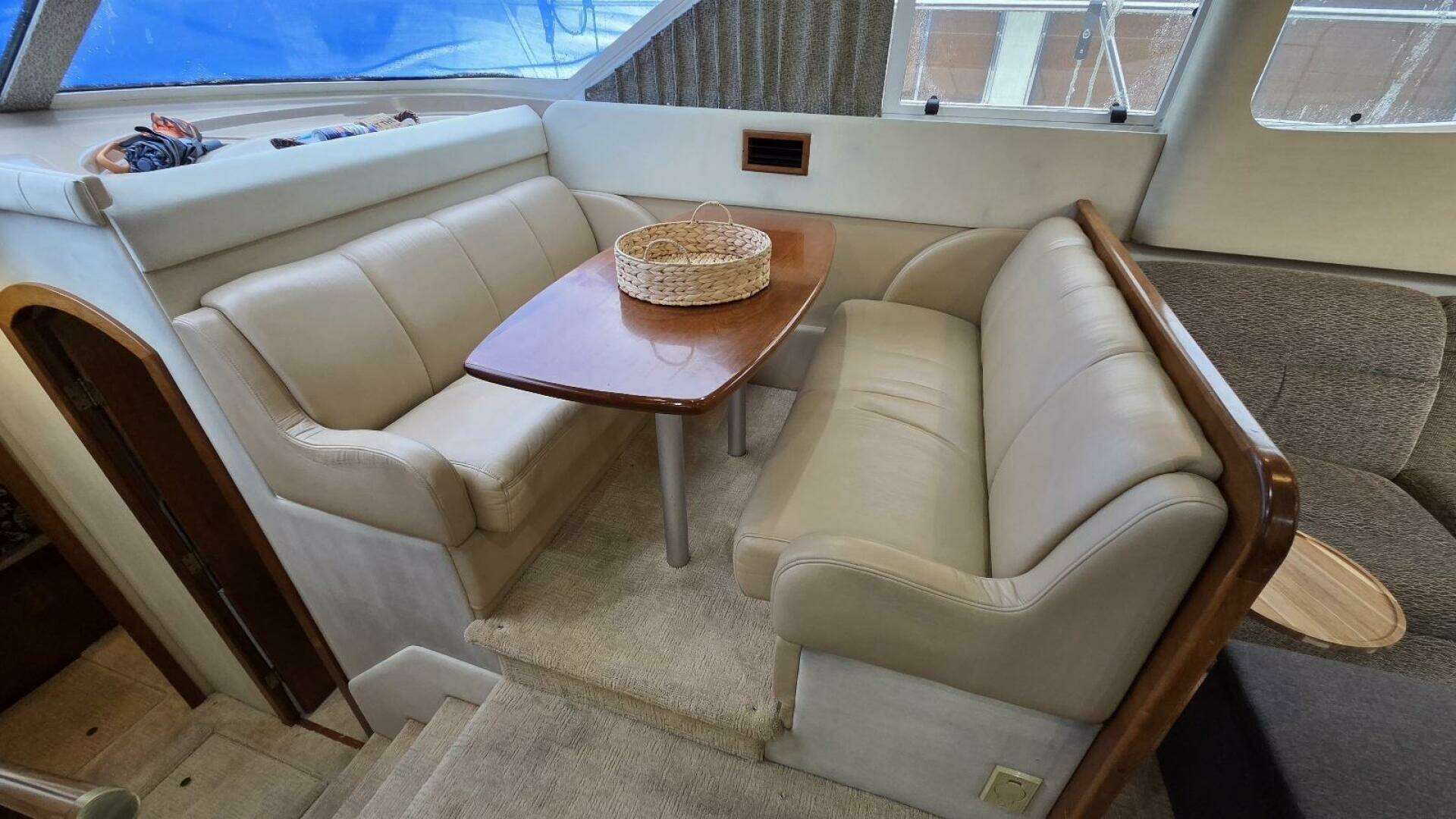2000 Cruisers Yachts 4450 Express Motor Yacht - Image 38