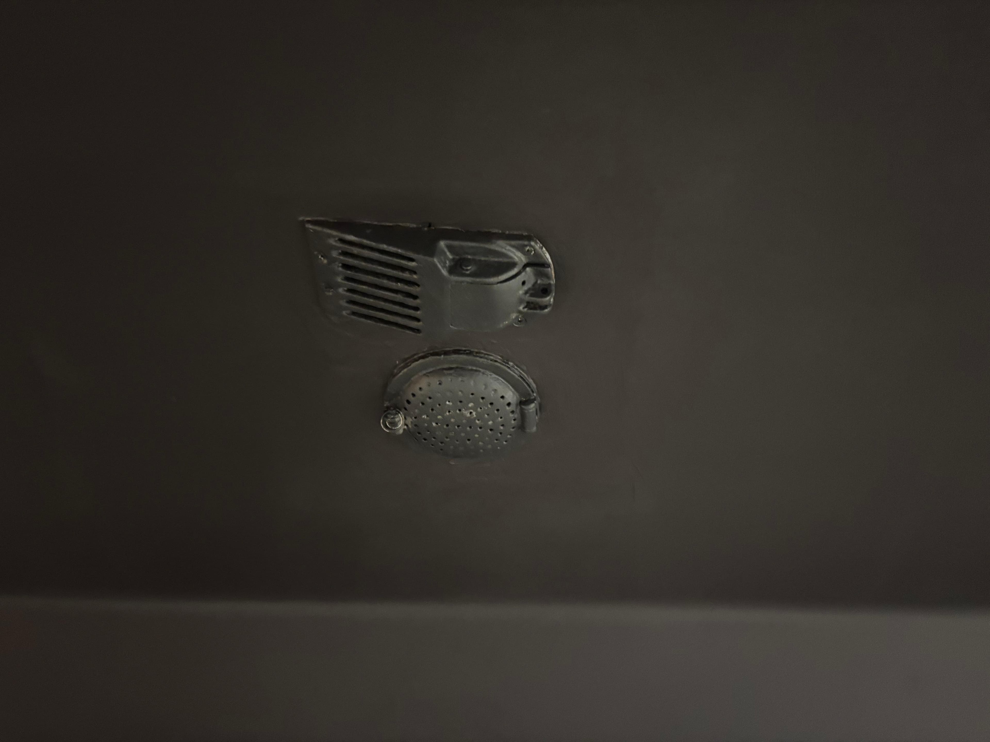Ceiling-mounted ventilation and speaker system in a 2006 Ellis Express vehicle.