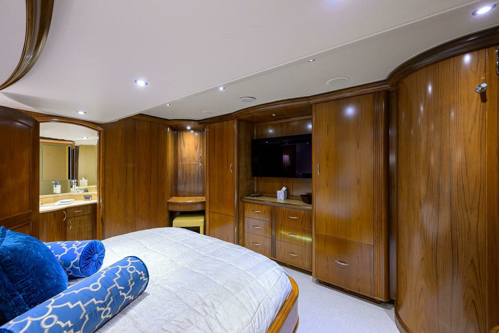 2004 Sea Force IX 82 Enclosed Bridge - Image 31