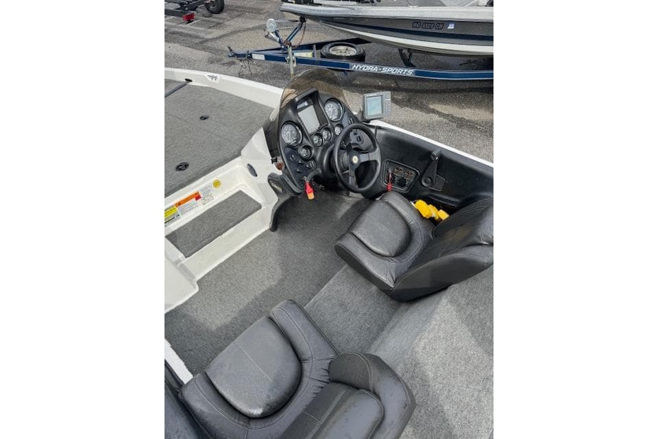 2001 Stratos 19SS Extreme boat interior with steering console and seating.