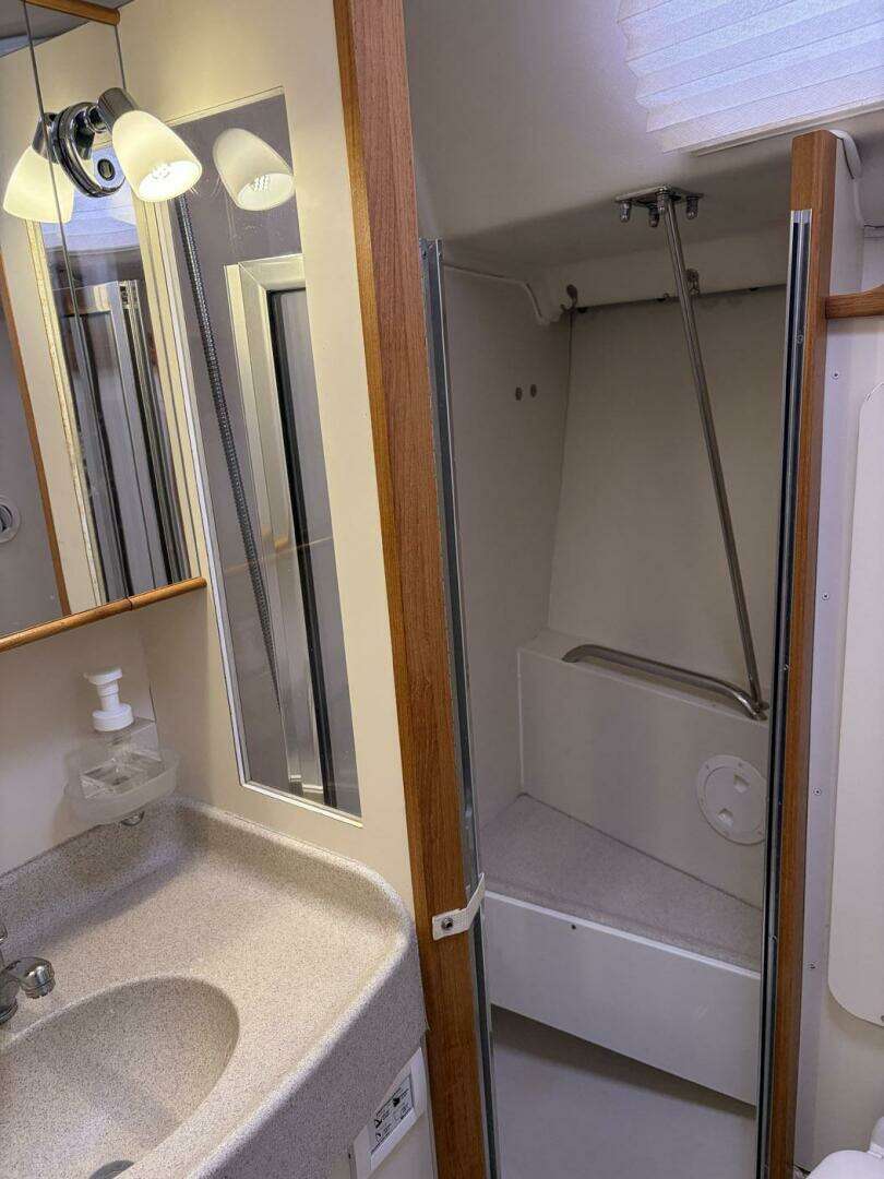 2004 Catalina 350 - Image 34