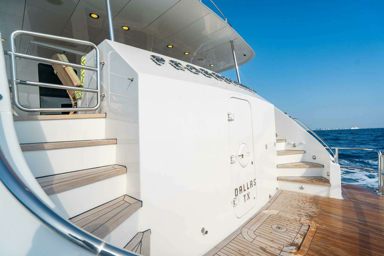 2005 Hatteras 100 Motor Yacht - Image 6