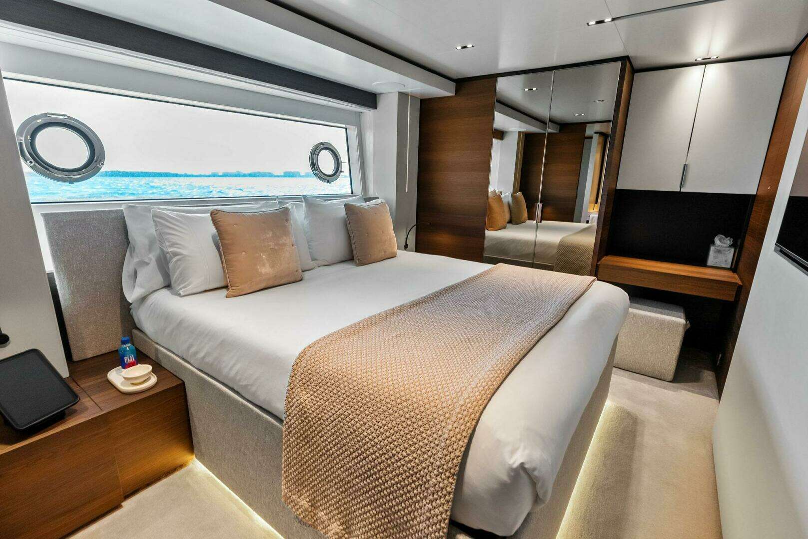 2023 Custom Line 33 Navetta - Image 81