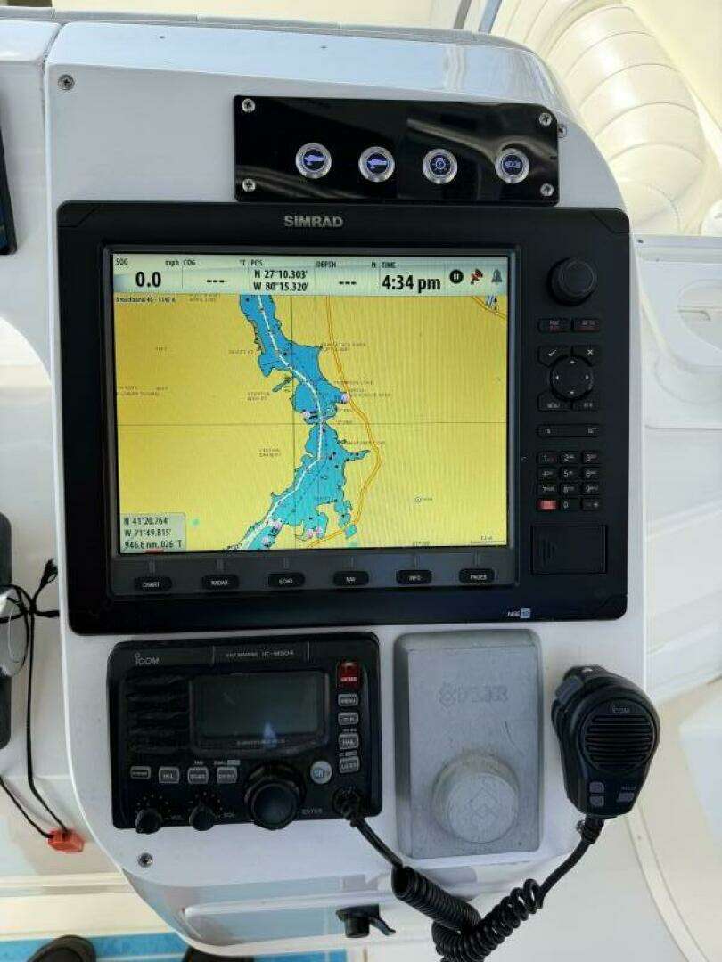 2003 Intrepid 310 - Image 10
