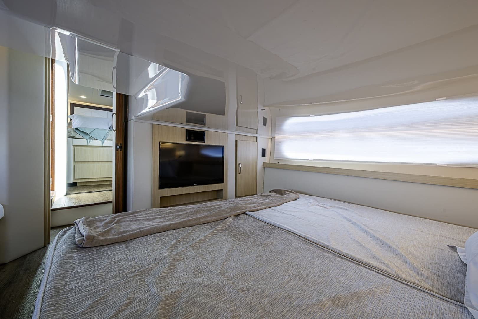 2025 Regal 38 XO - Image 41