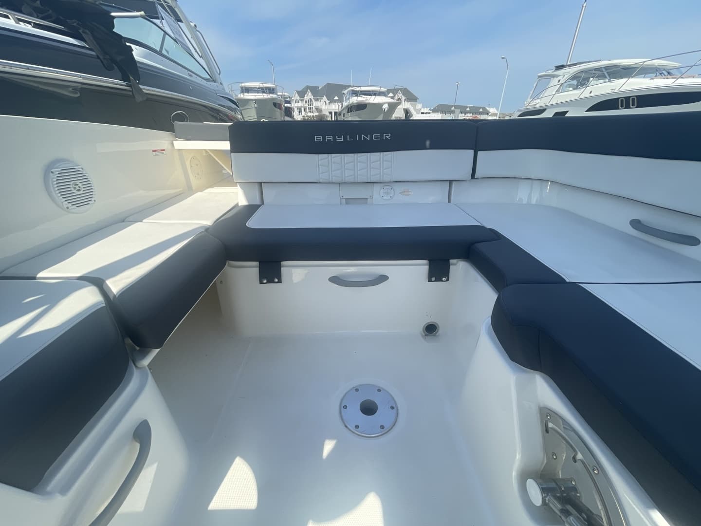2019 Bayliner VR6 Bowrider I/O - Image 10