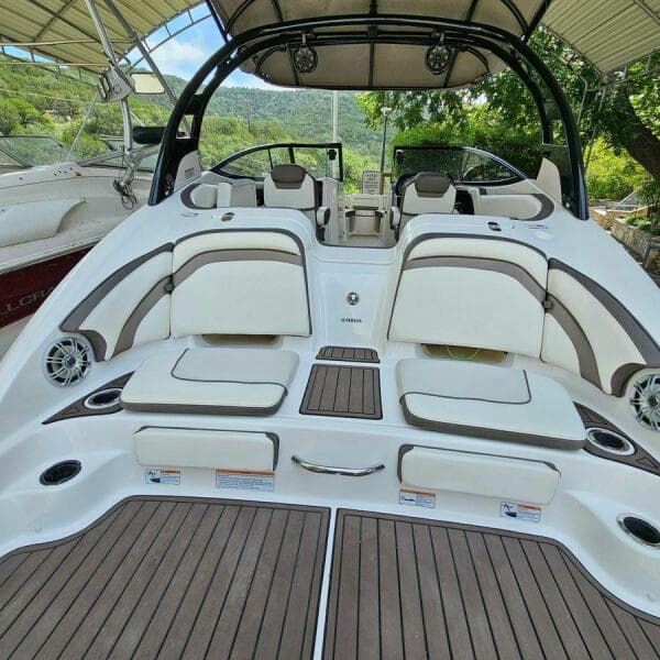 2016 Yamaha Boats 242 Limited S E-Series with spacious seating and sleek design.