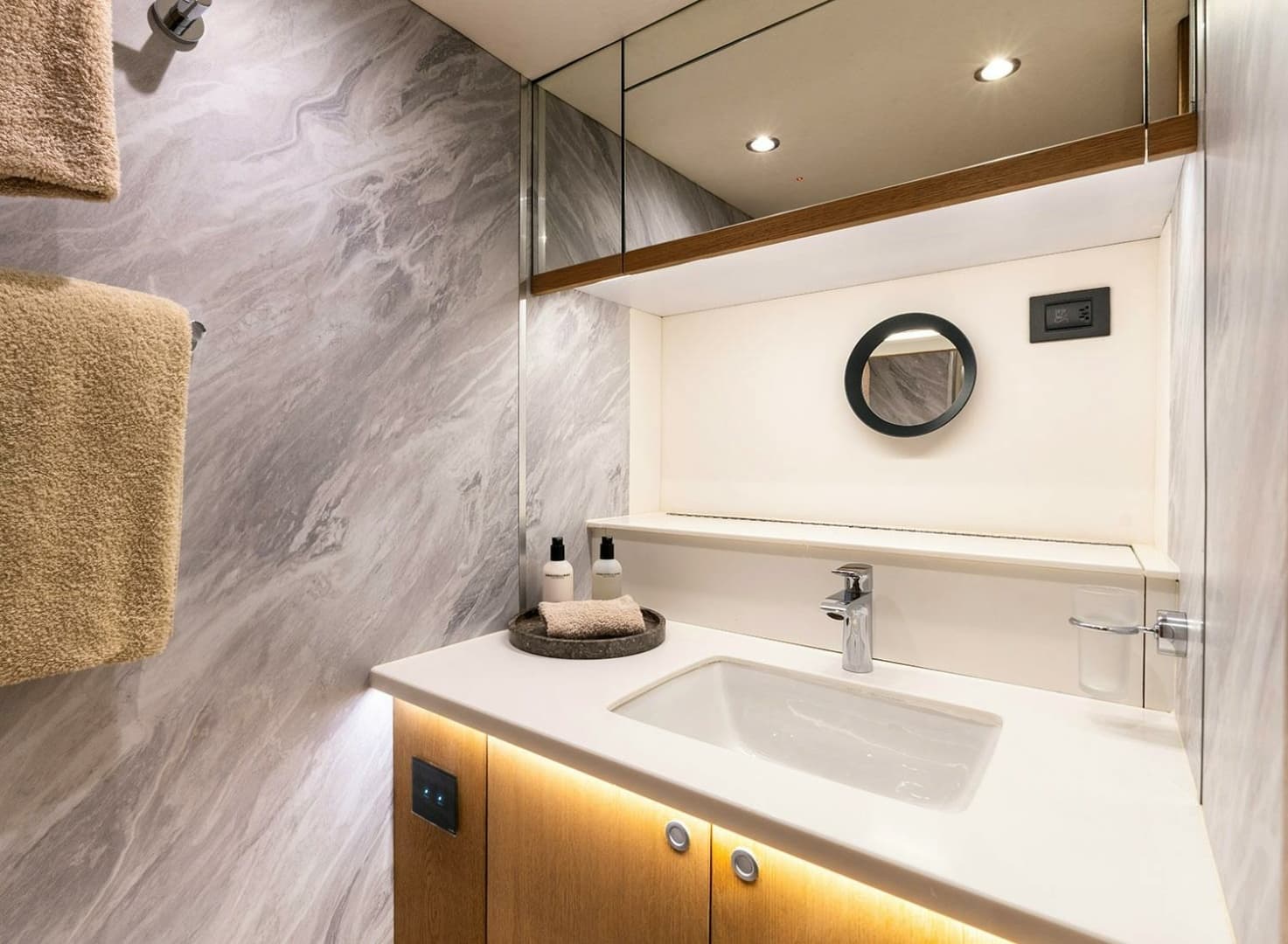 2014 Oyster Yachts Oyster 825 - Image 42