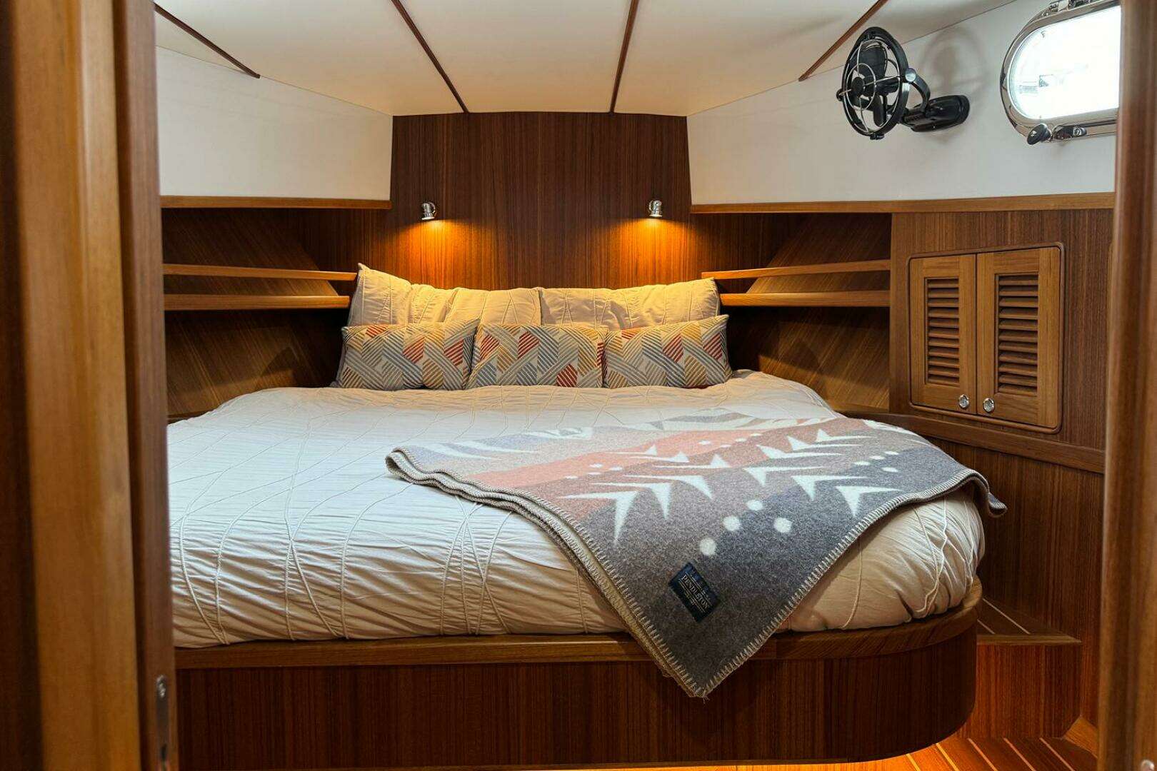 2026 Helmsman Trawlers 38 Sedan - Image 15
