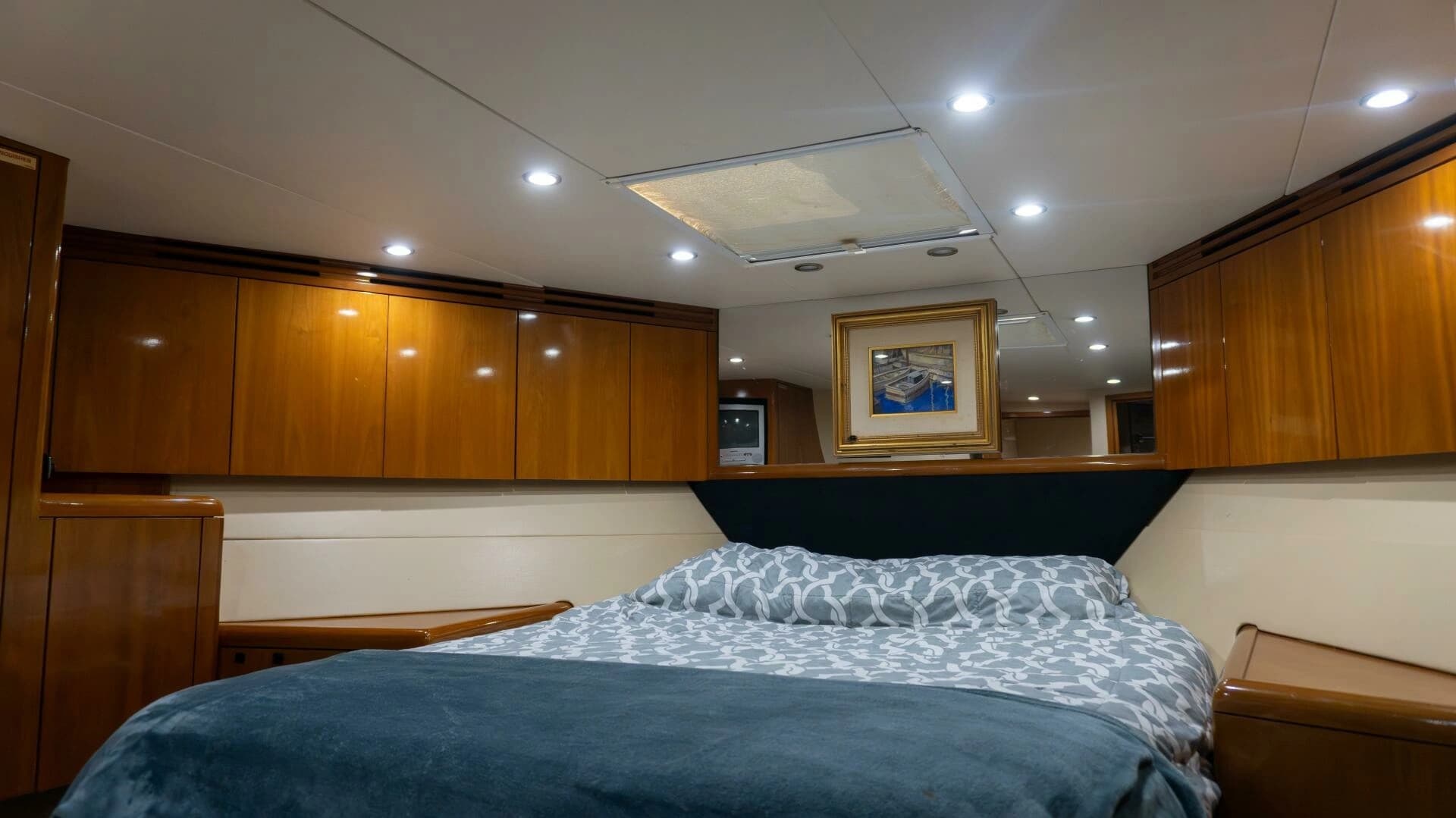 2001 Hatteras 60 Convertible - Image 28