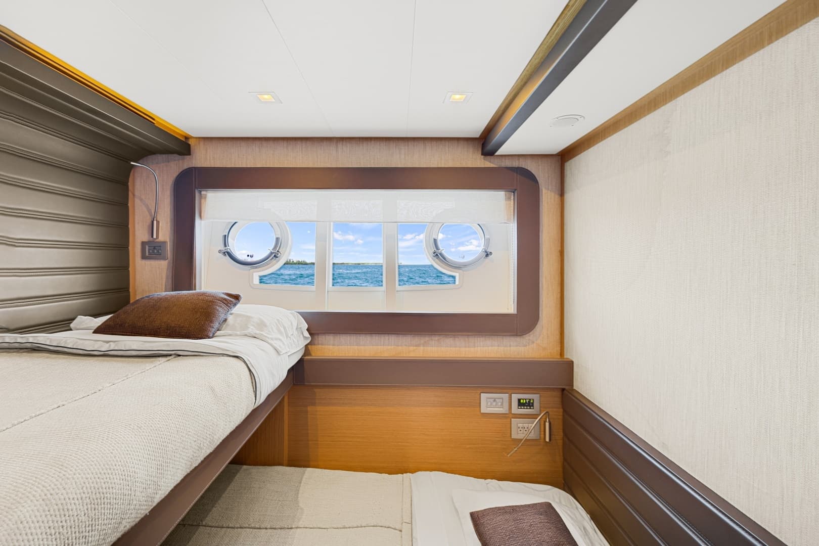 2013 Ferretti Yachts F800 - Image 40