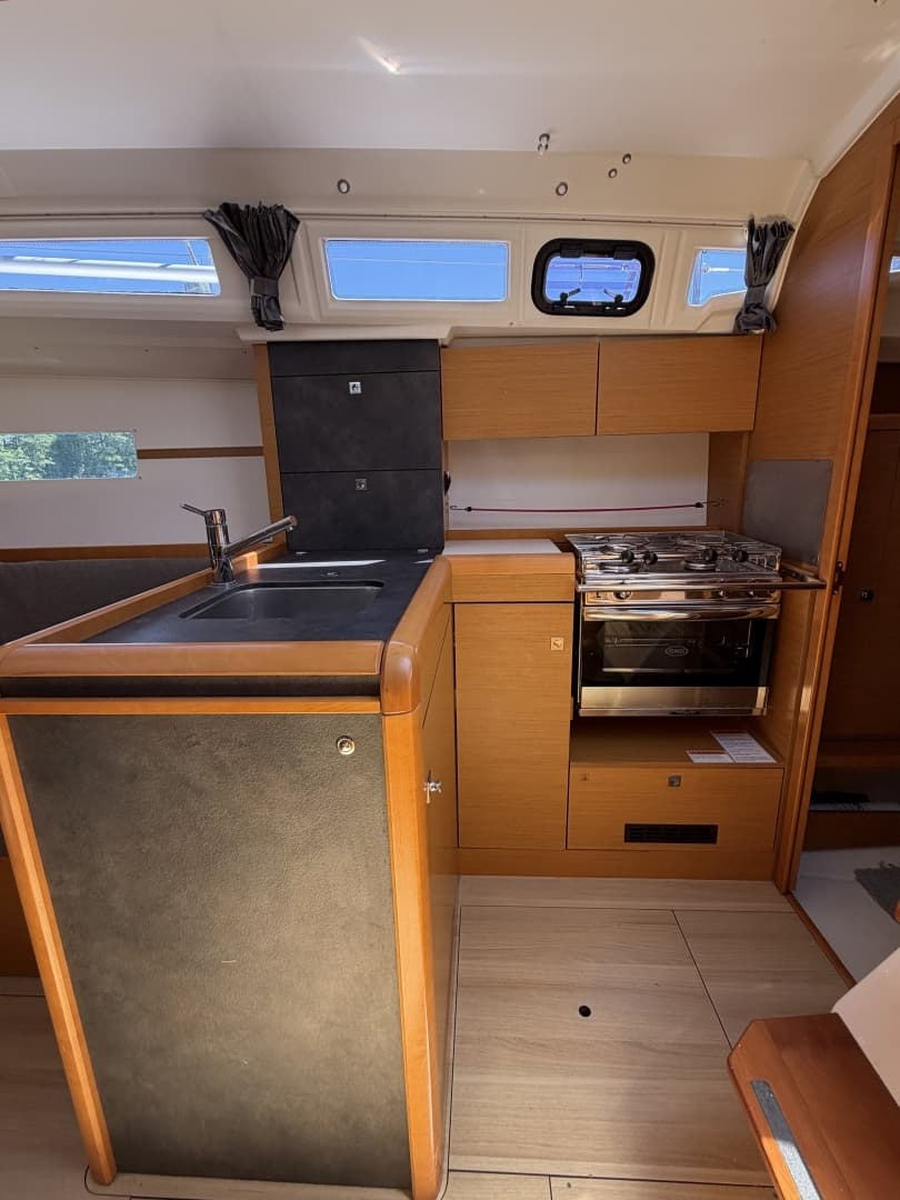 2015 Jeanneau 349 - Image 27