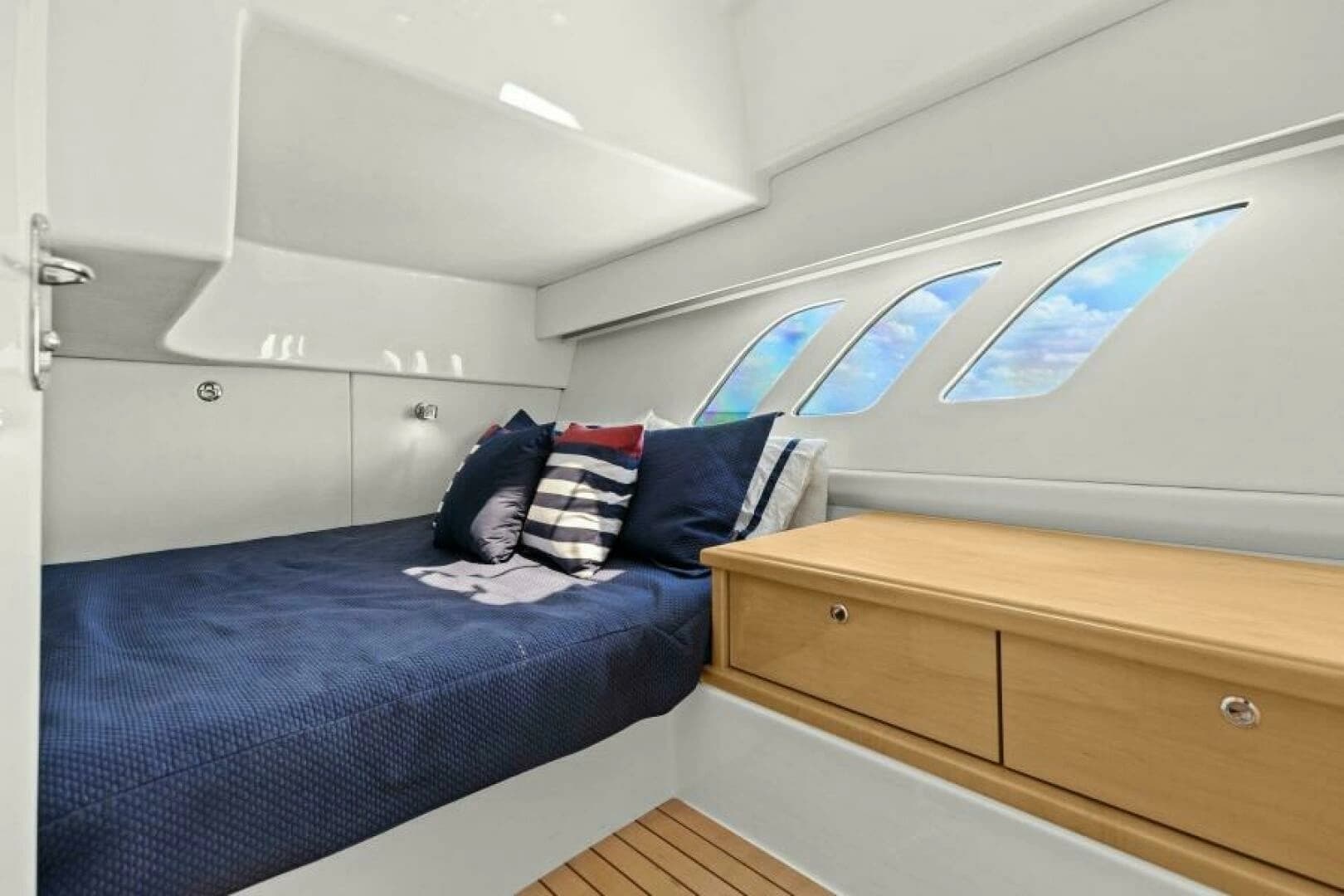 2019 Intrepid 475 Sport Yacht - Image 4