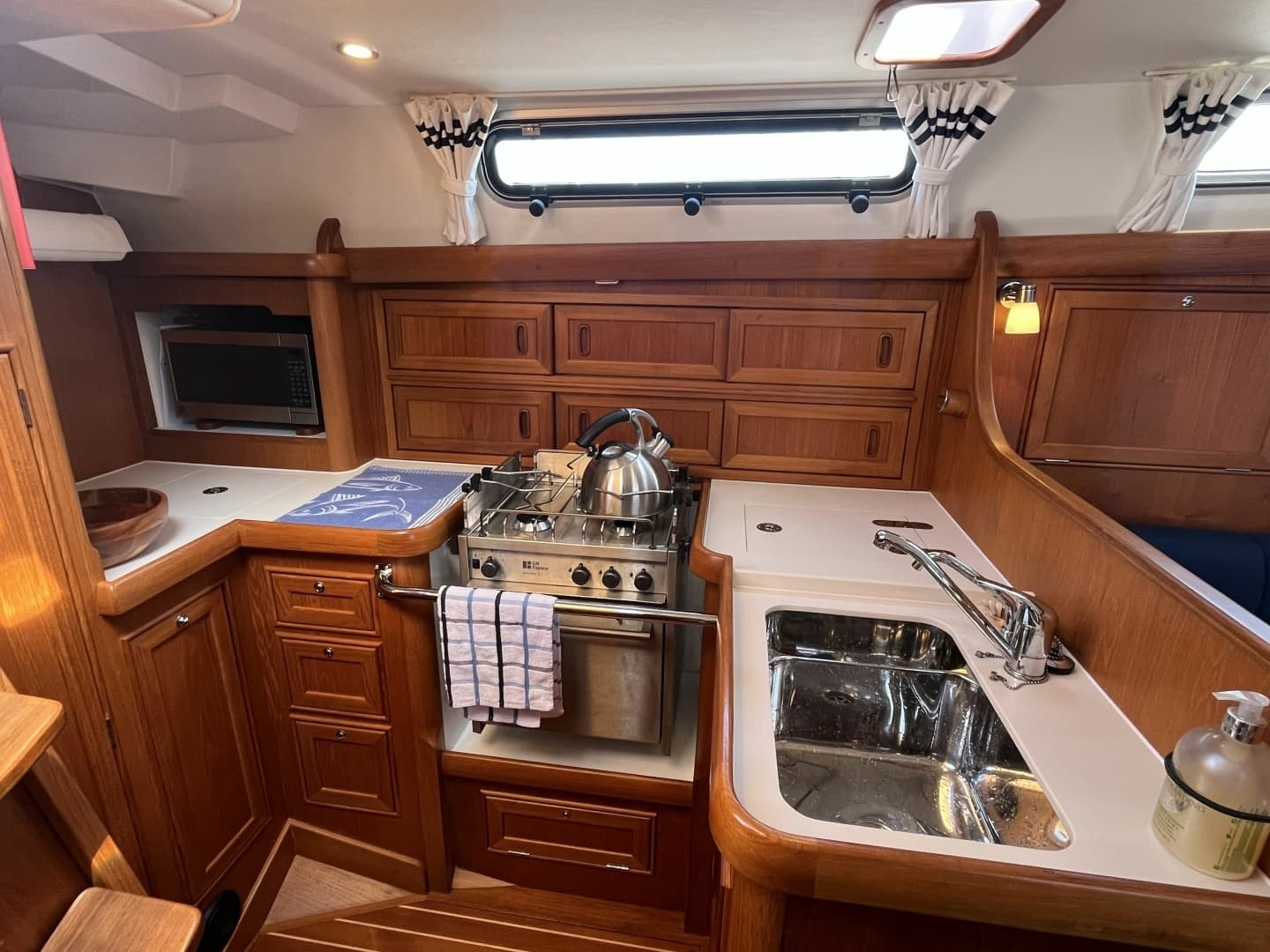 2017 Rustler 37 - Image 19
