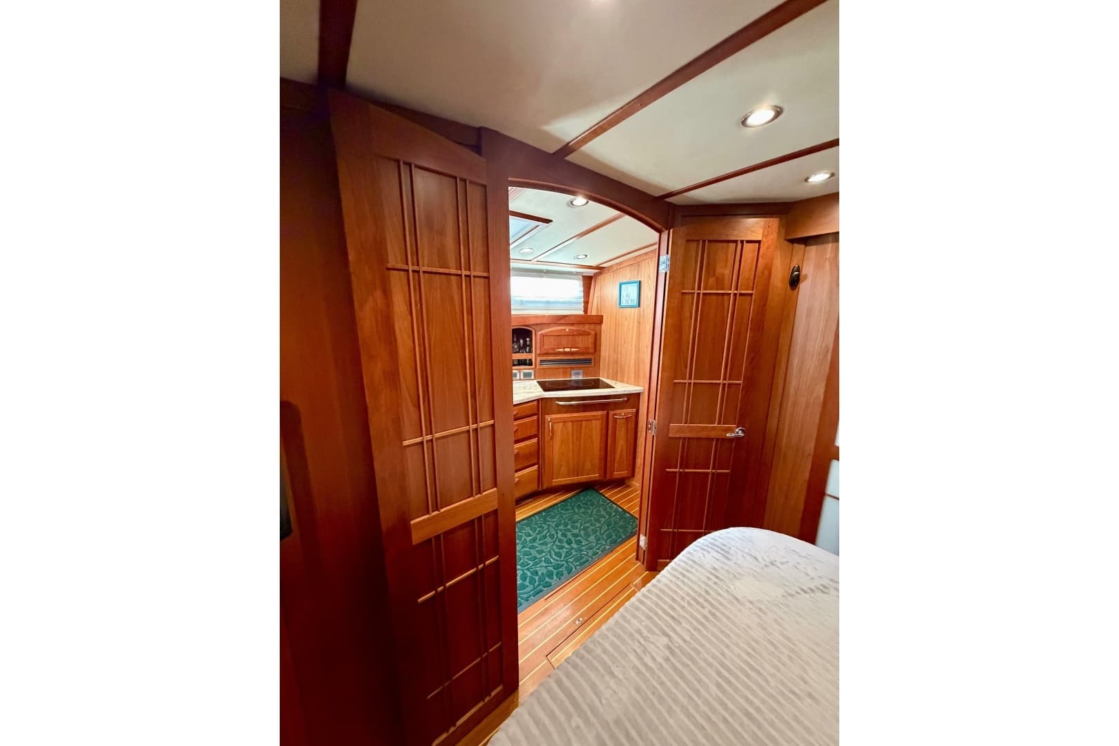 2016 Sabre 48 Salon Express - Image 30