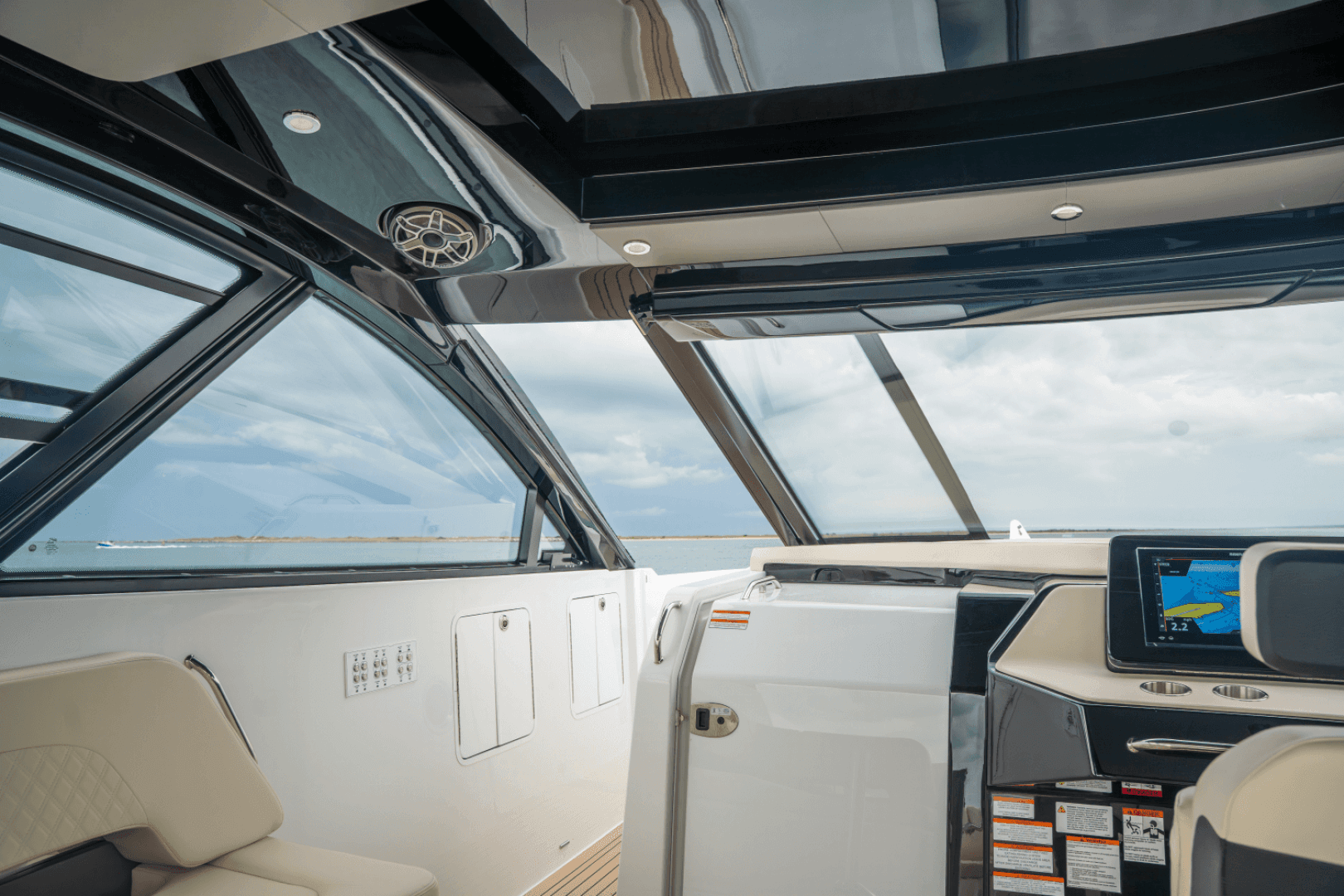 2026 Cruisers Yachts 50GLS OB - Image 33
