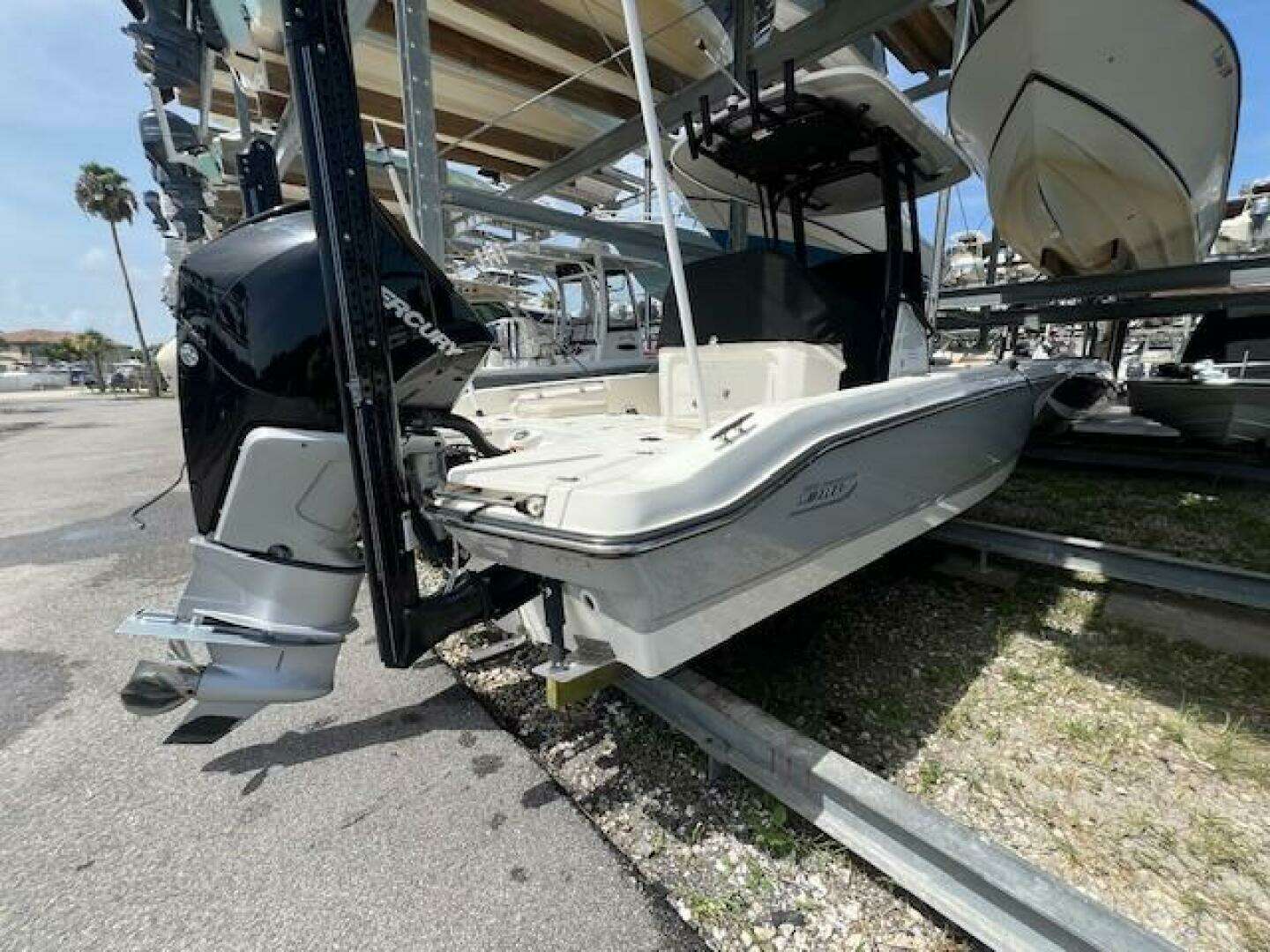 2023 Boston Whaler 250 Dauntless - Image 5