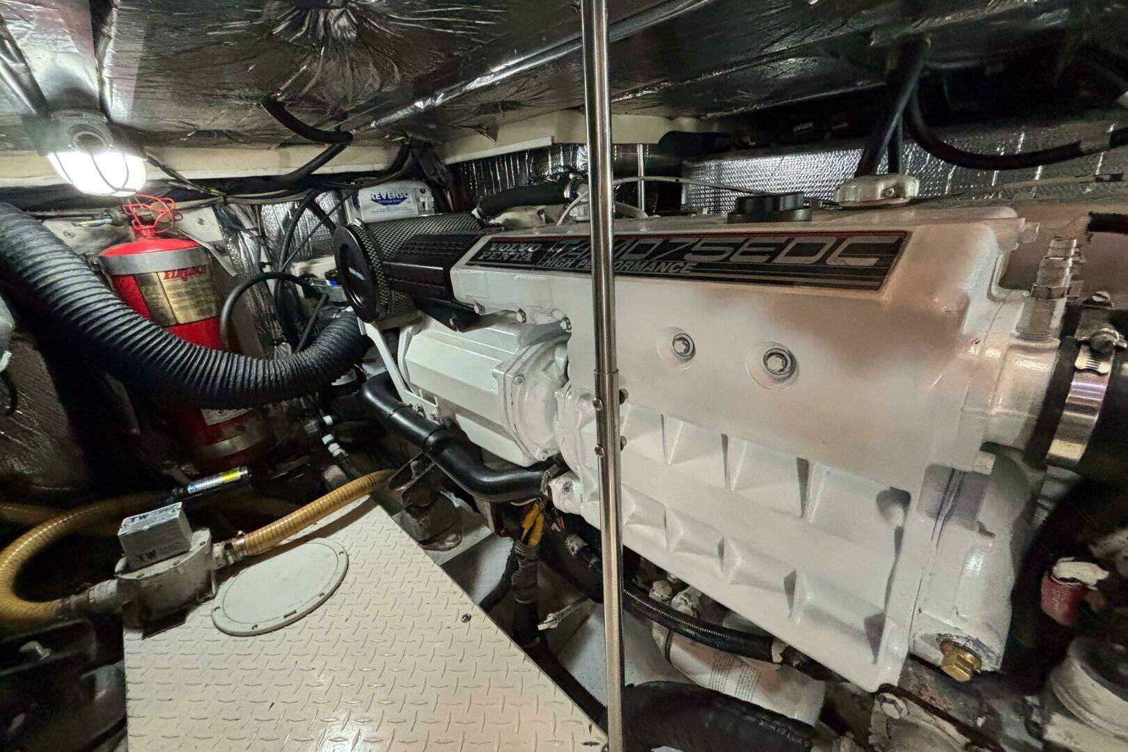 2005 Cruisers Yachts 455 Express Motor Yacht - Image 30
