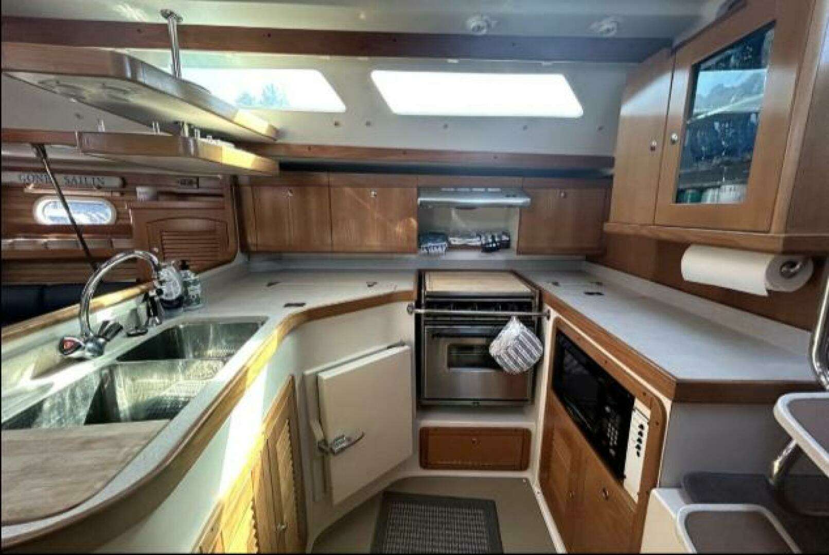 2004 Catalina 400 - Image 6