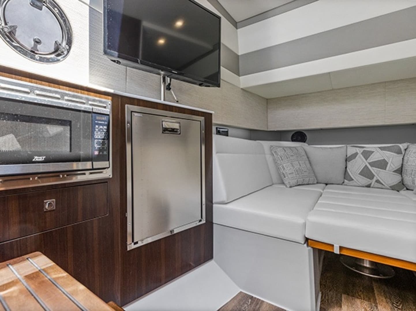 2024 Cruisers Yachts 42 GLS OB - Image 28