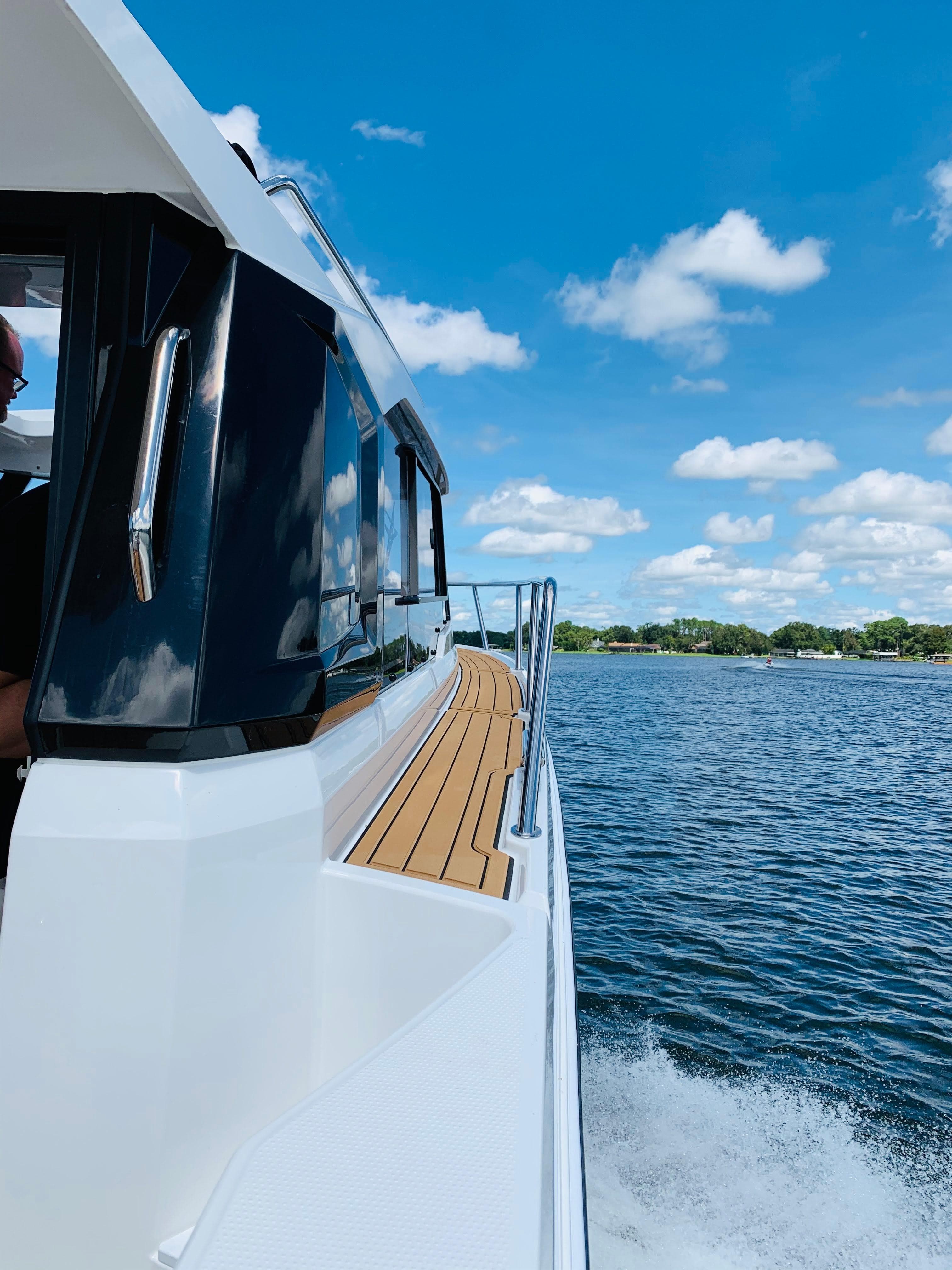 2024 Skamander 920 Explorer MAX cruising on a sunny day.