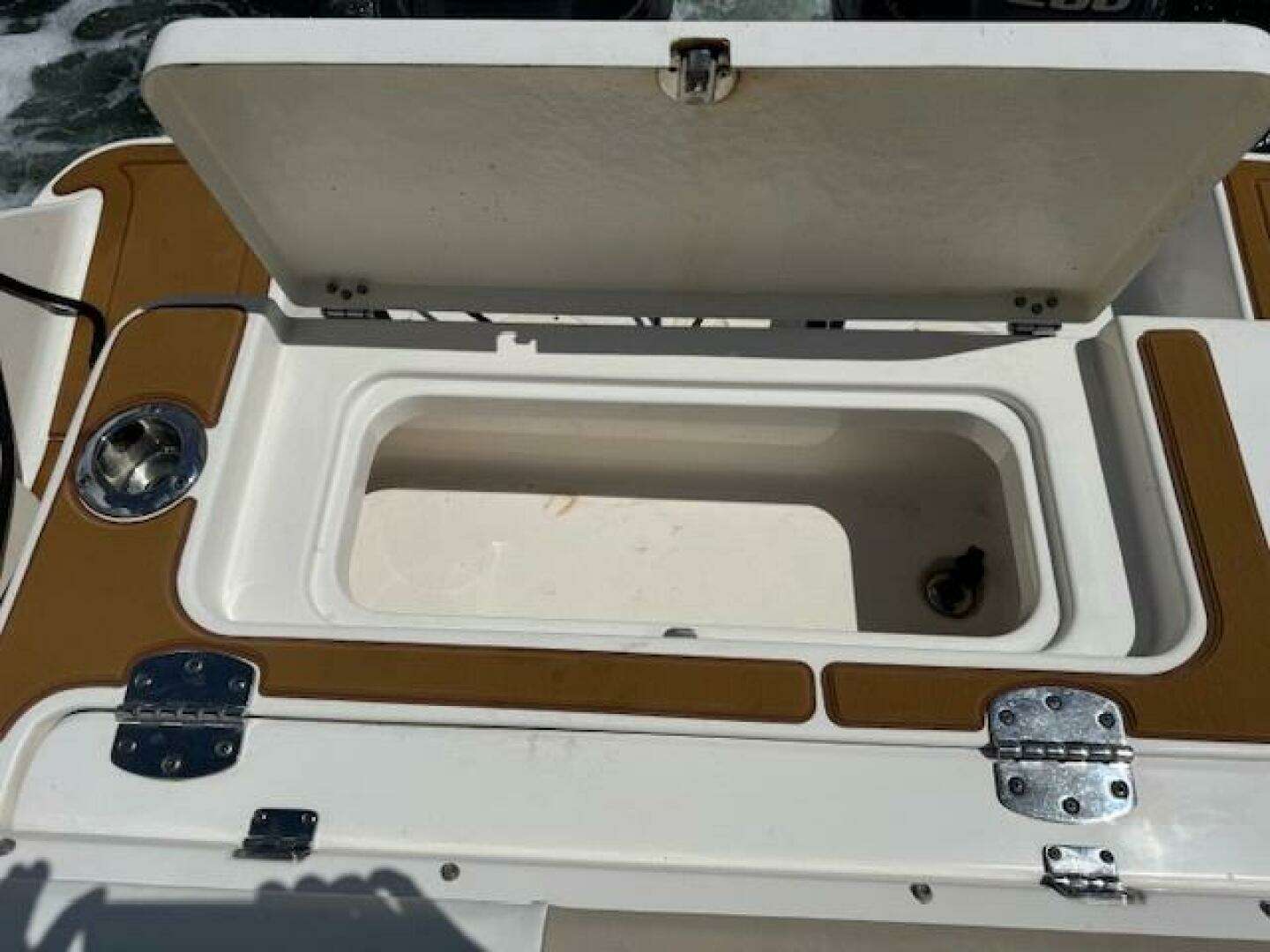 2021 Robalo R242 Center Console - Image 13
