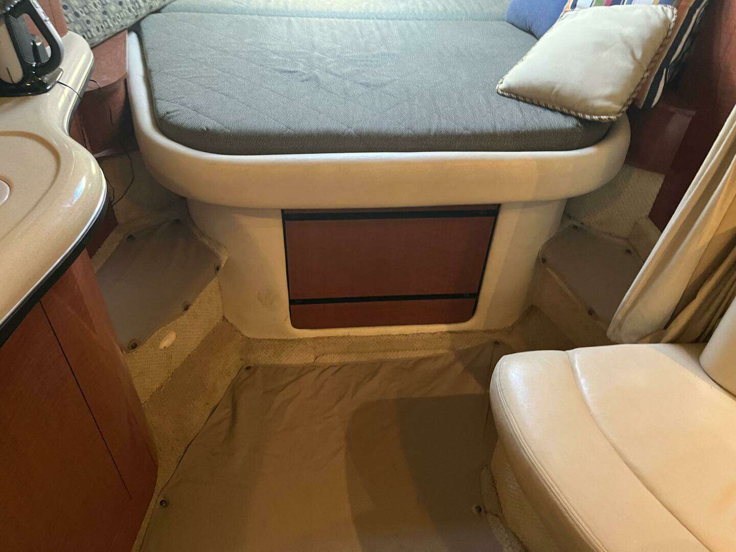 2005 Sea Ray 320 Sundancer - Image 7