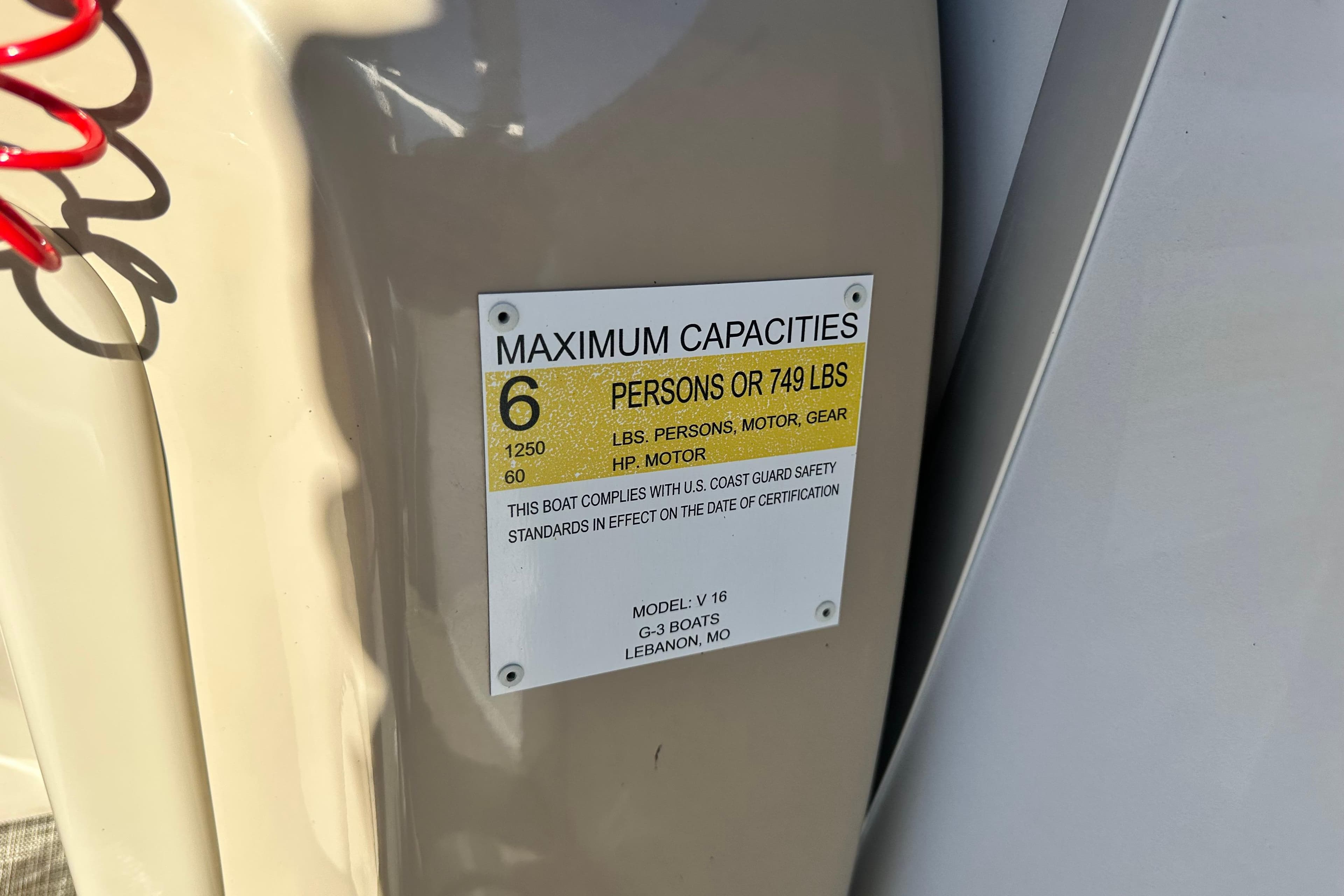 Capacity label on 2020 G3 SunCatcher V16 Cruise boat, max 6 people or 749 lbs.