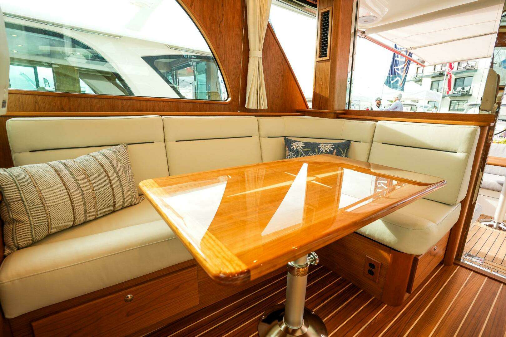 2027 Sabre 45 Salon Express - Image 19